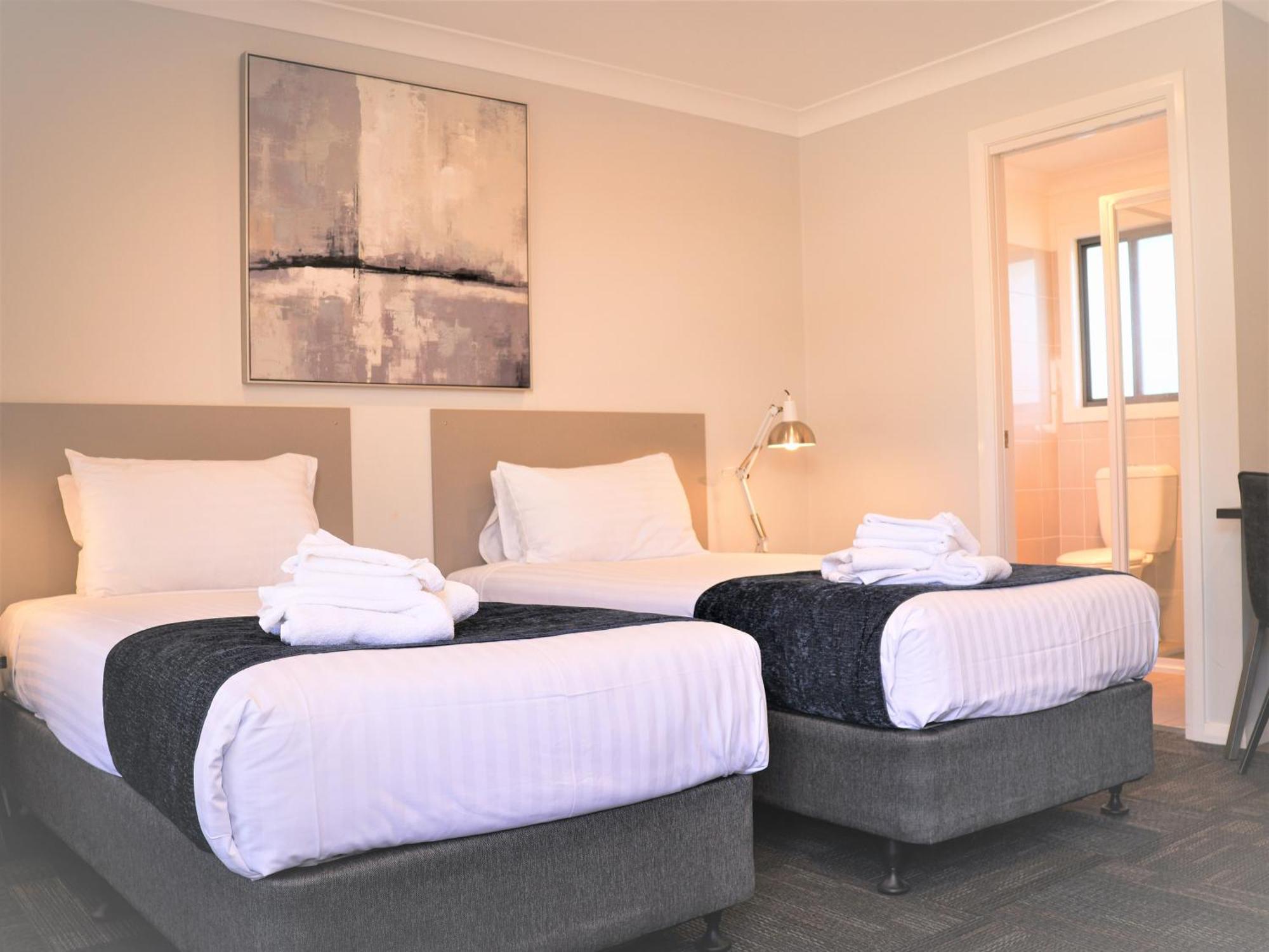Eastend Studio Apartments Дабо Екстериор снимка
