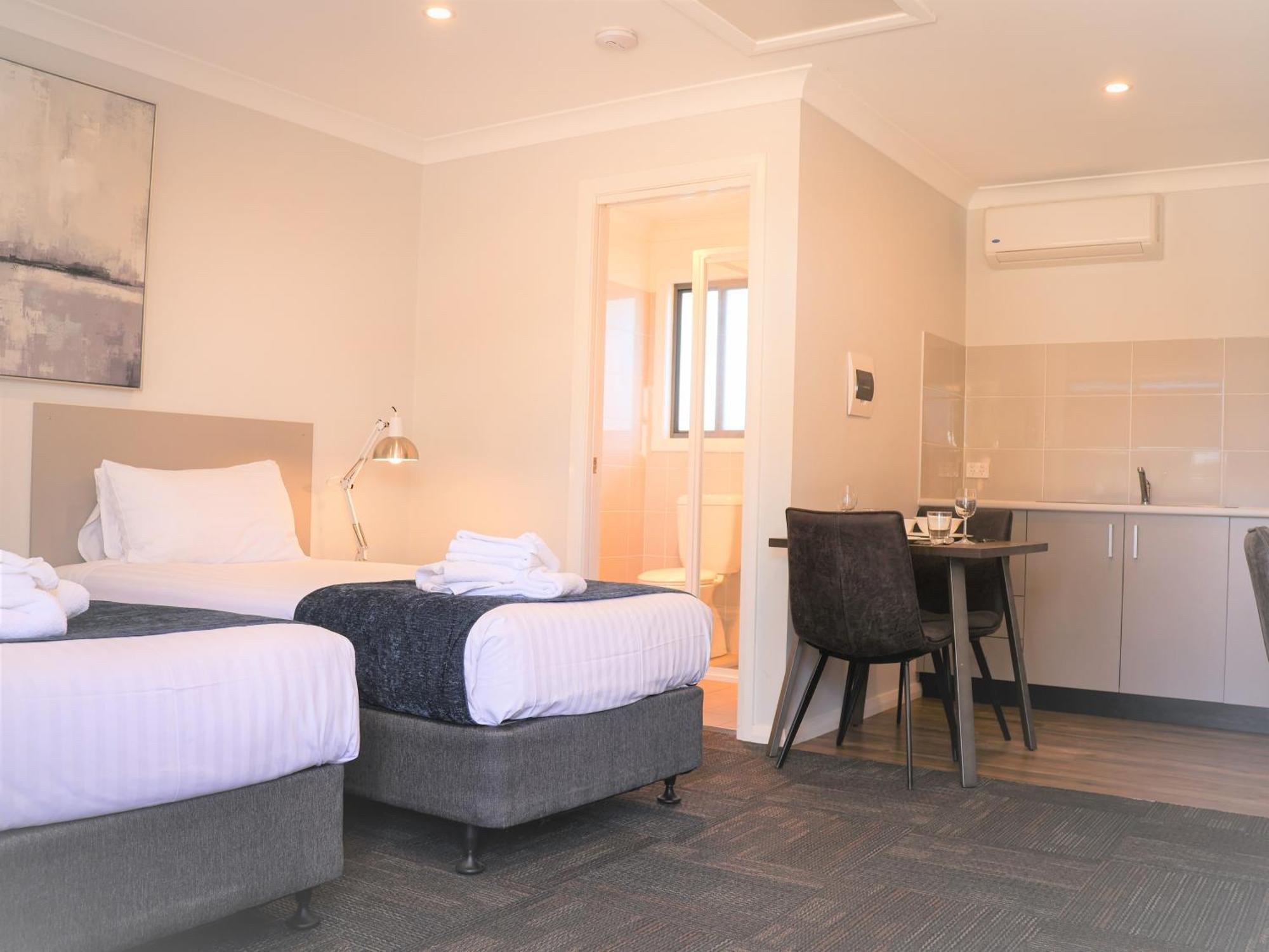 Eastend Studio Apartments Дабо Екстериор снимка