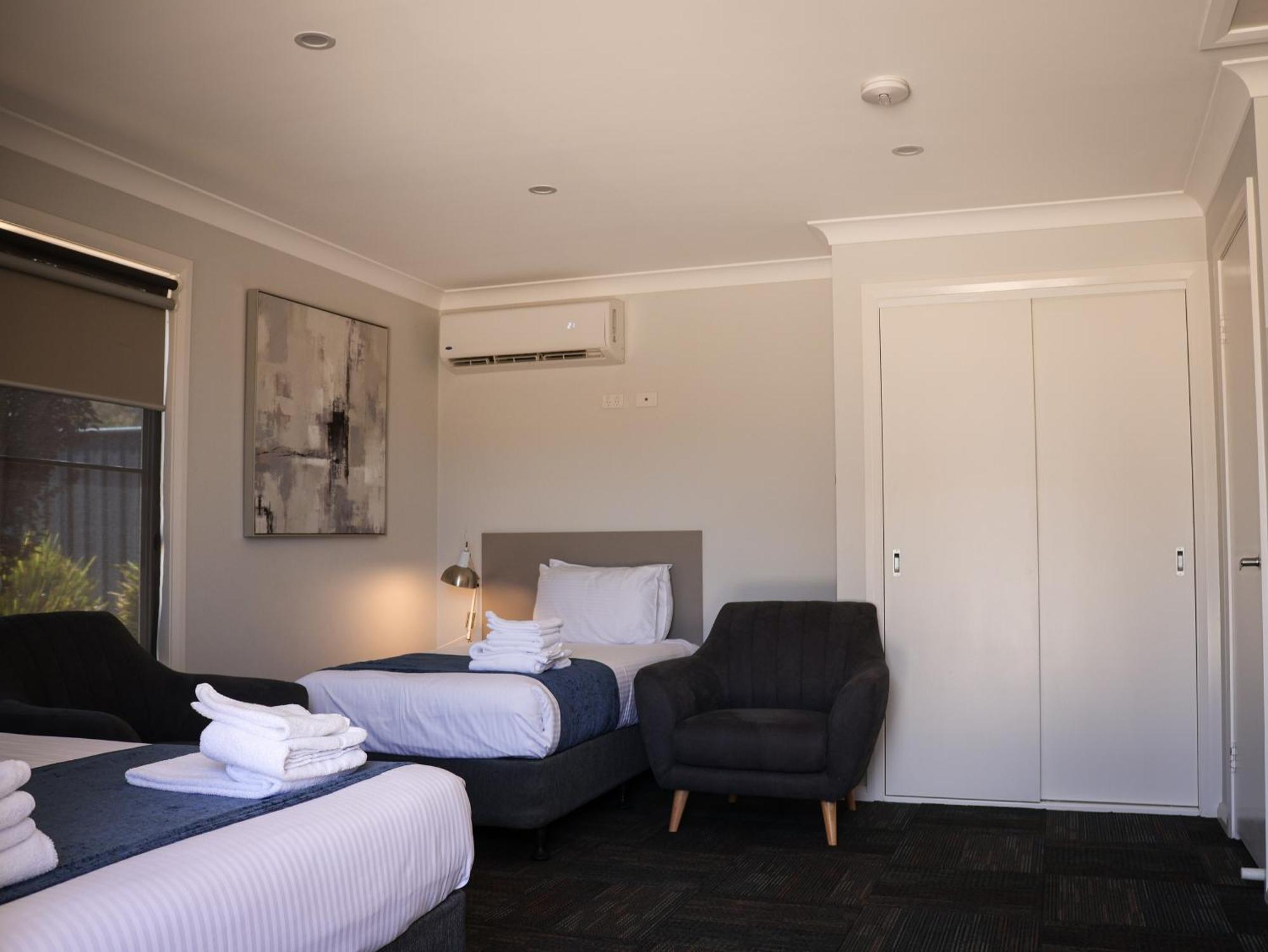 Eastend Studio Apartments Дабо Екстериор снимка