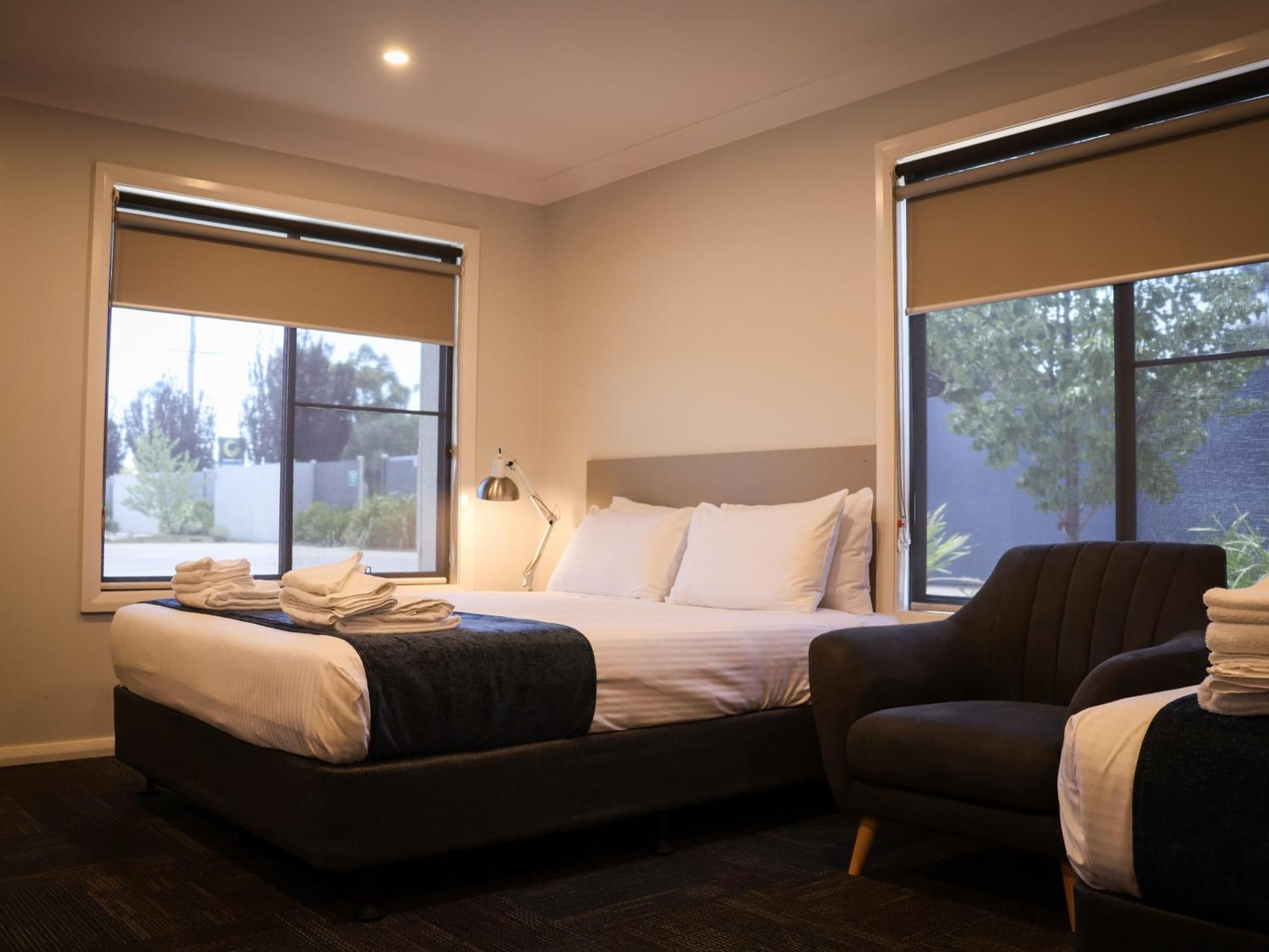 Eastend Studio Apartments Дабо Екстериор снимка