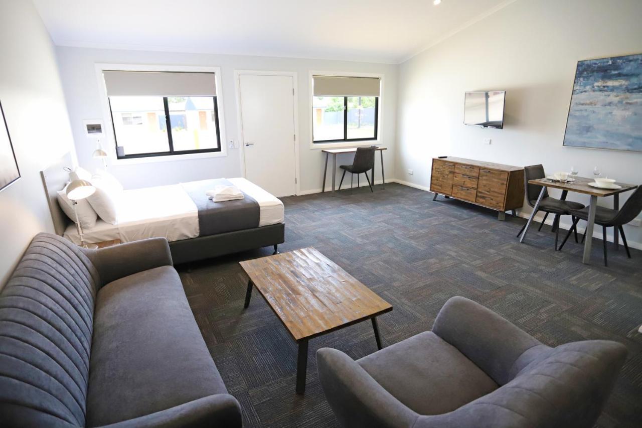 Eastend Studio Apartments Дабо Екстериор снимка