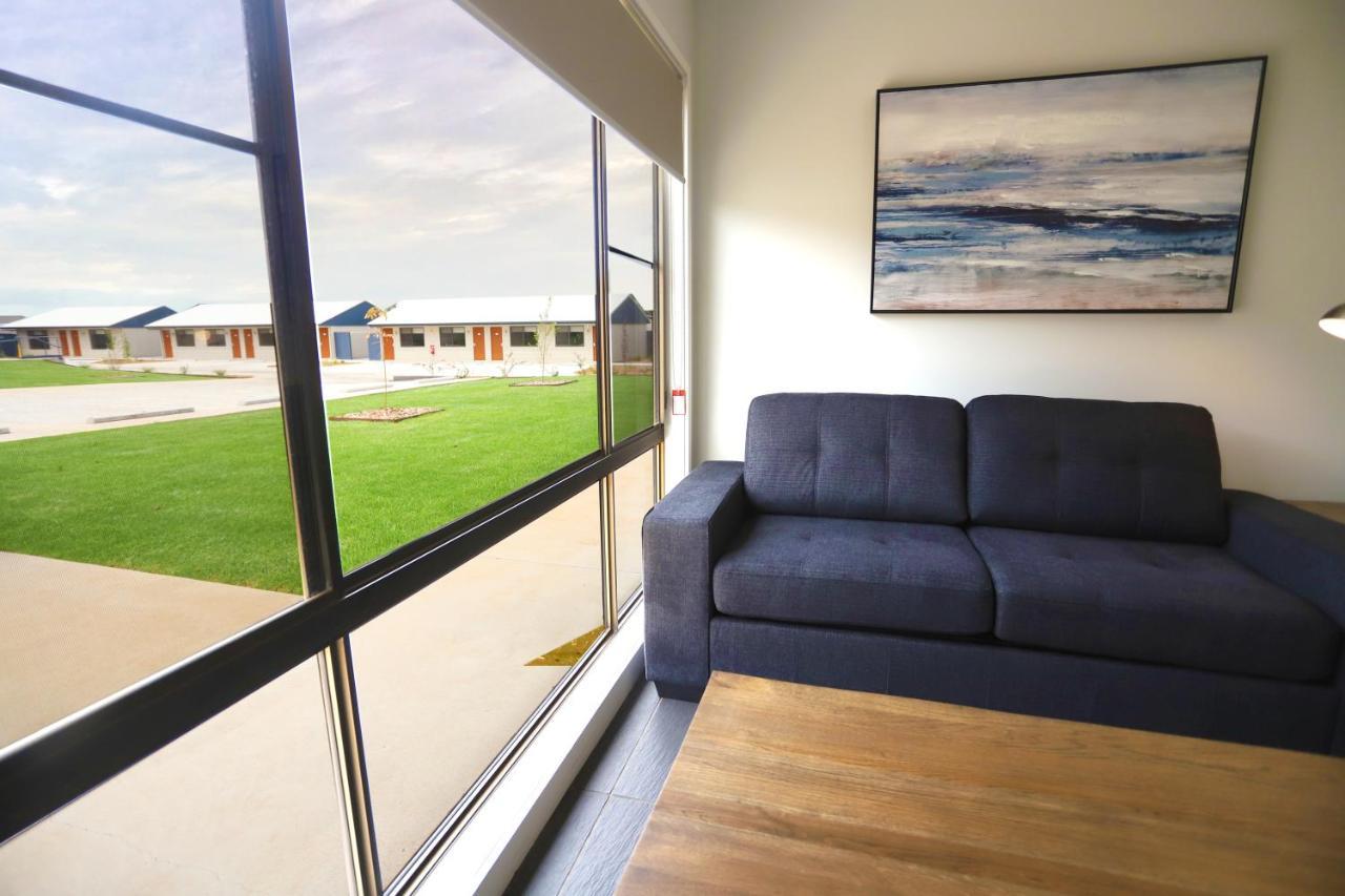 Eastend Studio Apartments Дабо Екстериор снимка