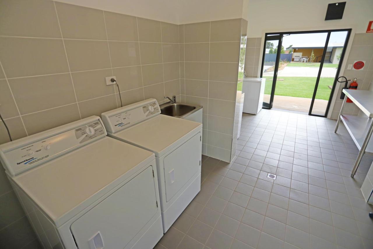 Eastend Studio Apartments Дабо Екстериор снимка