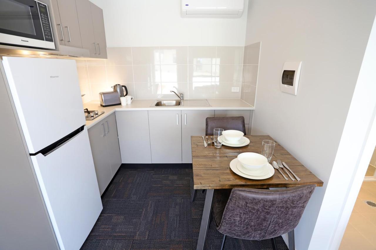 Eastend Studio Apartments Дабо Екстериор снимка