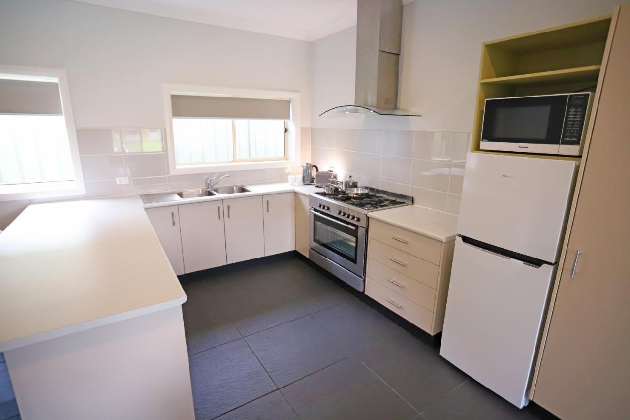 Eastend Studio Apartments Дабо Екстериор снимка