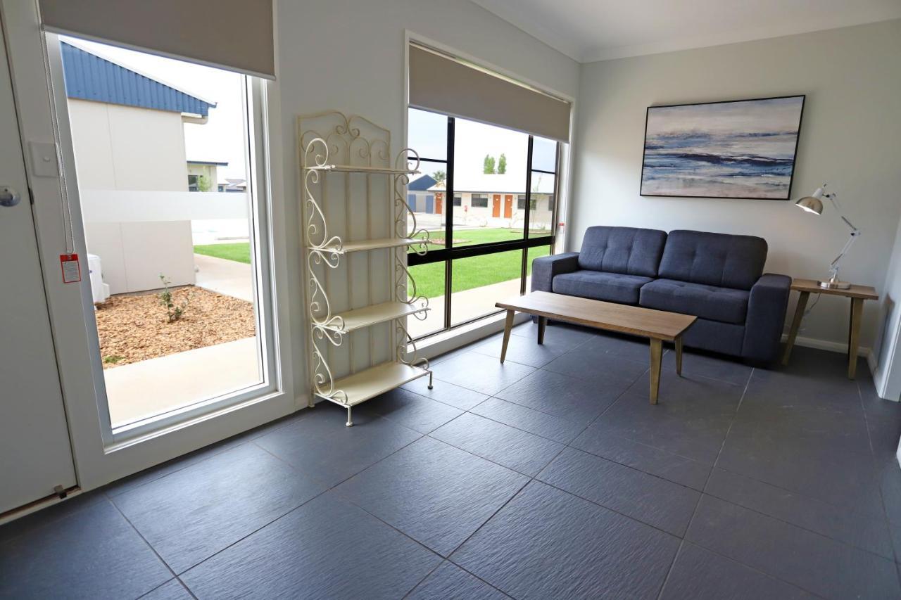 Eastend Studio Apartments Дабо Екстериор снимка