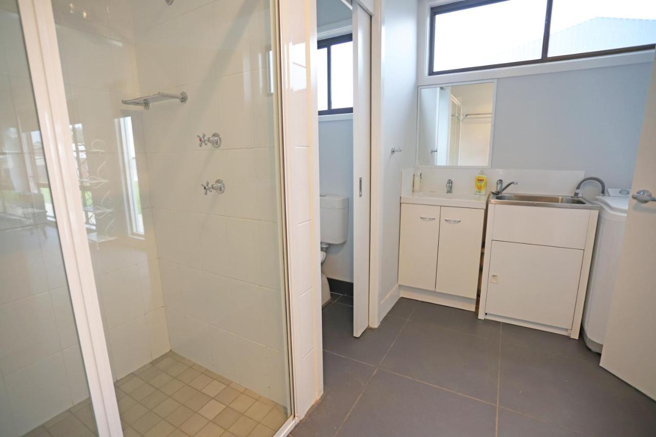 Eastend Studio Apartments Дабо Екстериор снимка