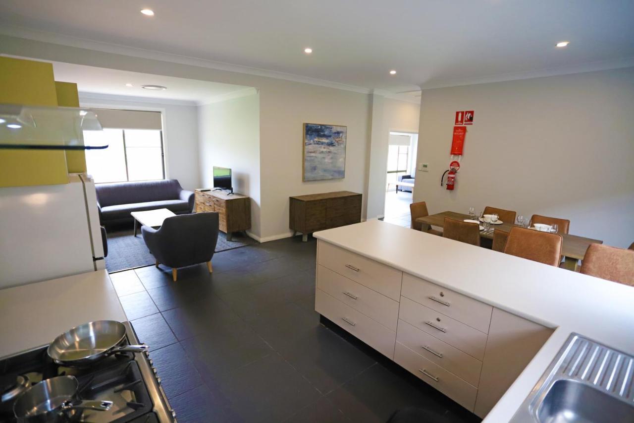 Eastend Studio Apartments Дабо Екстериор снимка