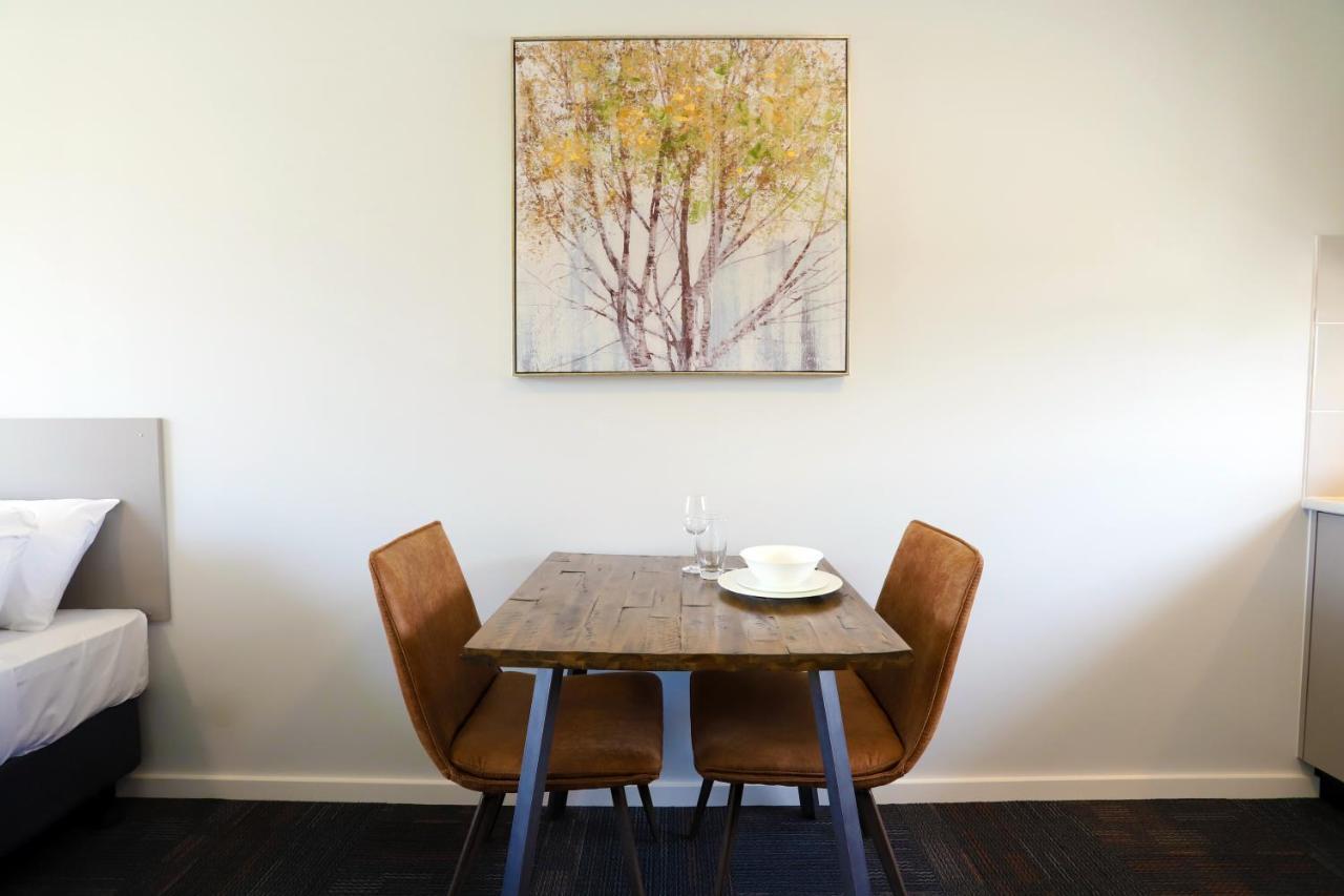 Eastend Studio Apartments Дабо Екстериор снимка
