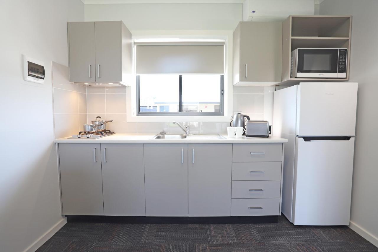 Eastend Studio Apartments Дабо Екстериор снимка