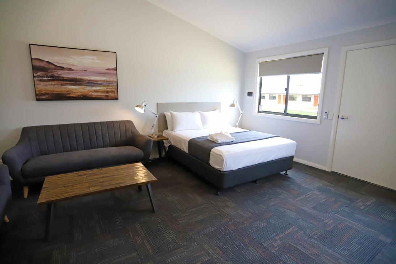 Eastend Studio Apartments Дабо Екстериор снимка